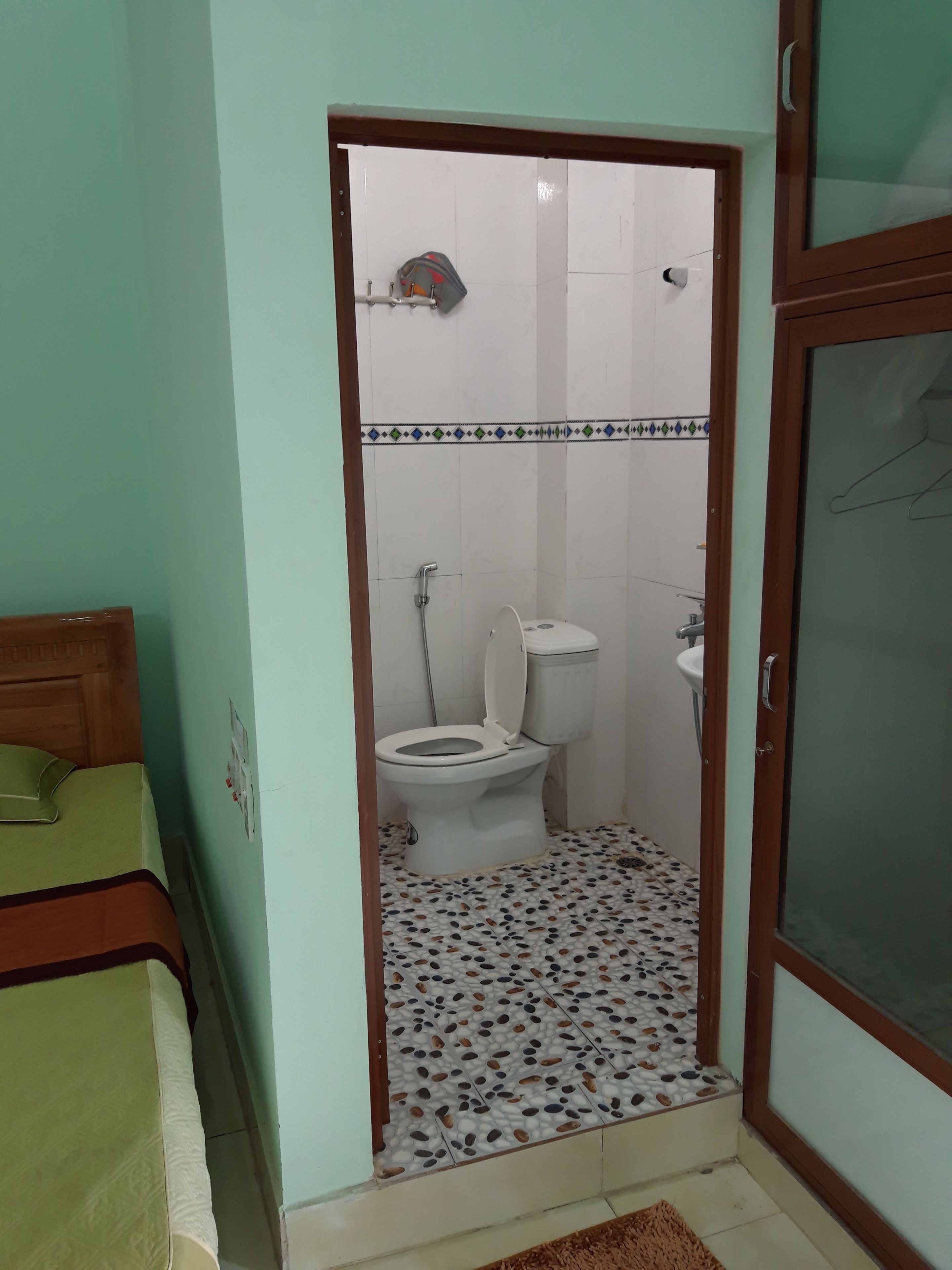 Un baño con inodoro, ducha y lavamanos.