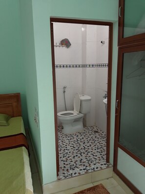 Chuveiro, produtos de toalete grátis, roupões de banho, chinelos