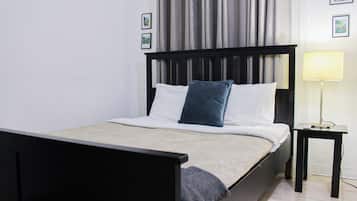1 dormitorio, tabla de planchar con plancha, wifi y ropa de cama