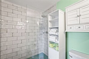 Ducha, secador de pelo, toallas, jabón