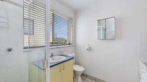 Shower, towels - Shorebreak U3 Ocean Views & Parkside Bliss (KINGS BEACH)