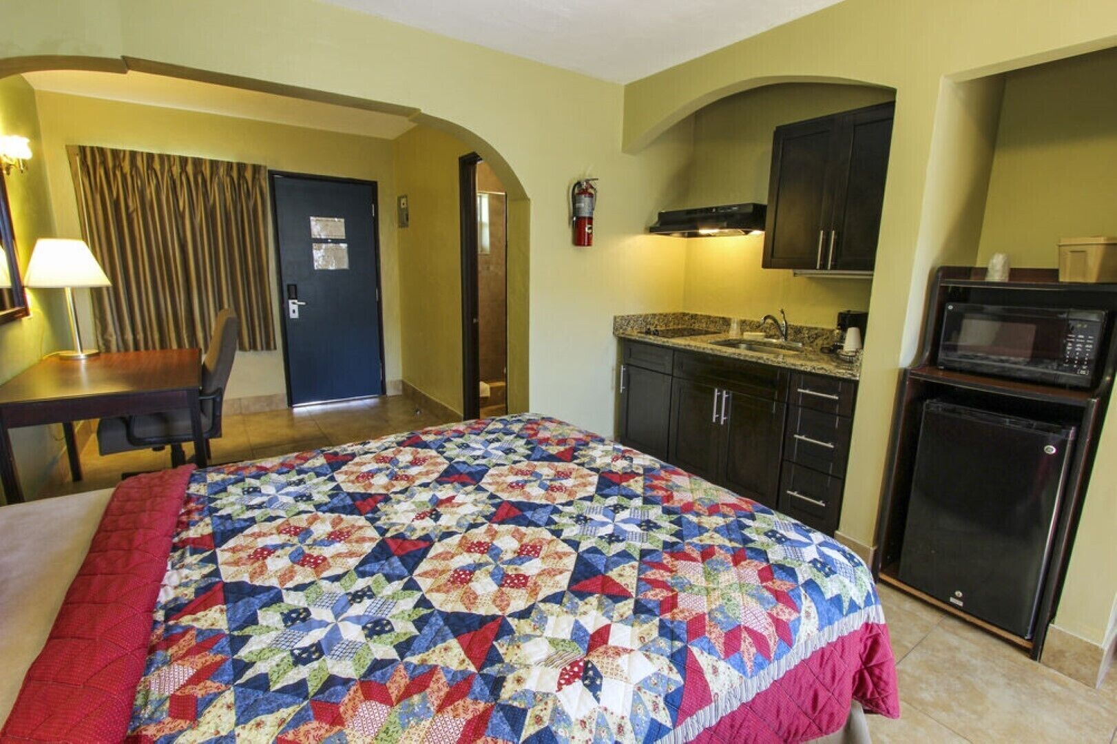 Studio, 2 Queen Beds, Kitchenette, Pool View