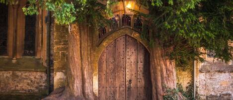 تفاصيل الفندق من الخارج