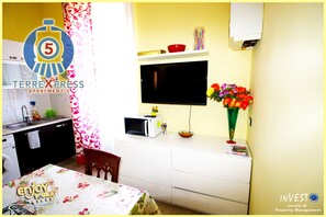 Frigorifero, microonde, forno, piano cottura