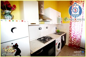 Frigorifero, microonde, forno, piano cottura