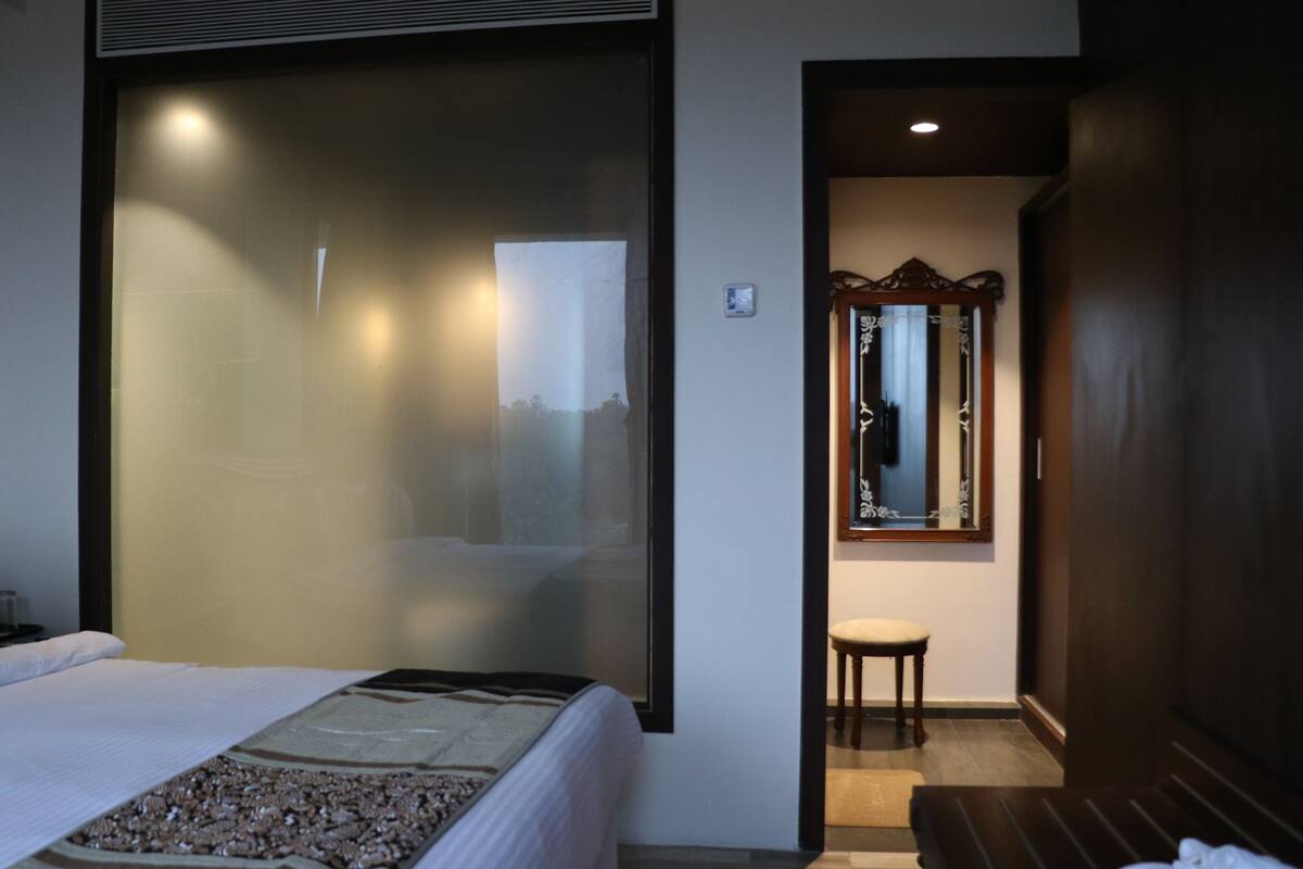 Club Room, 1 King Bed, City View