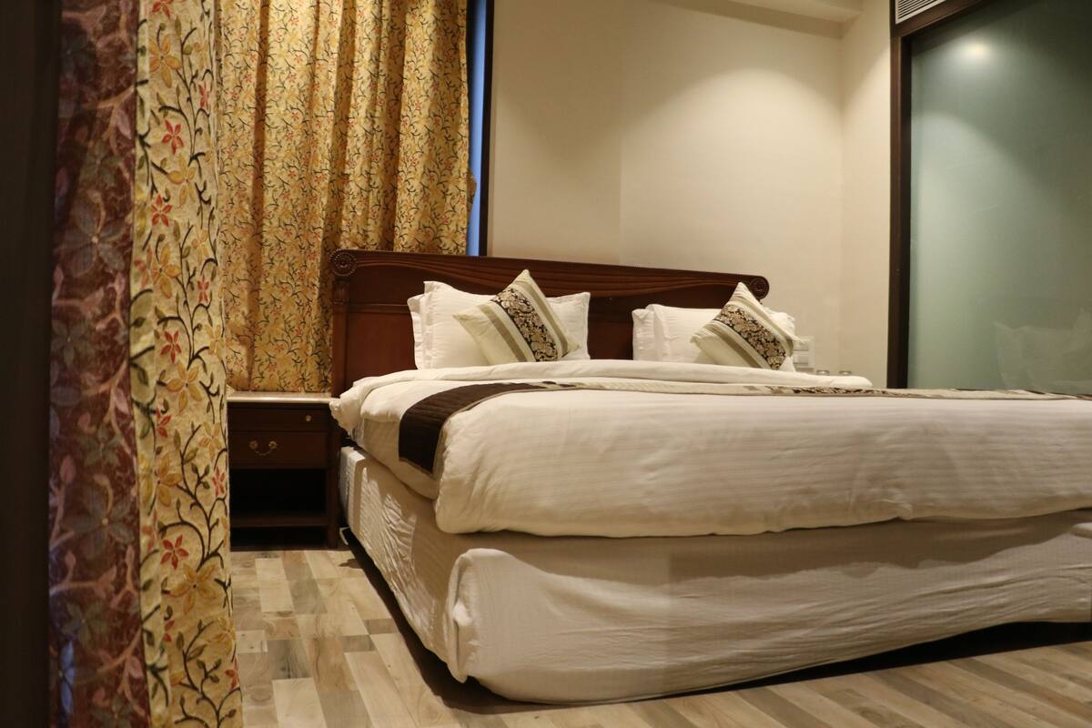 Executive Room, 1 King Bed, City View | 1 bedroom, premium bedding, minibar, in-room safe