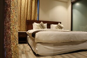 Executive Room, 1 King Bed, City View