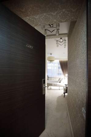Honeymoon Suite, Balcony (with round bed) - Old Town (Tomsk)