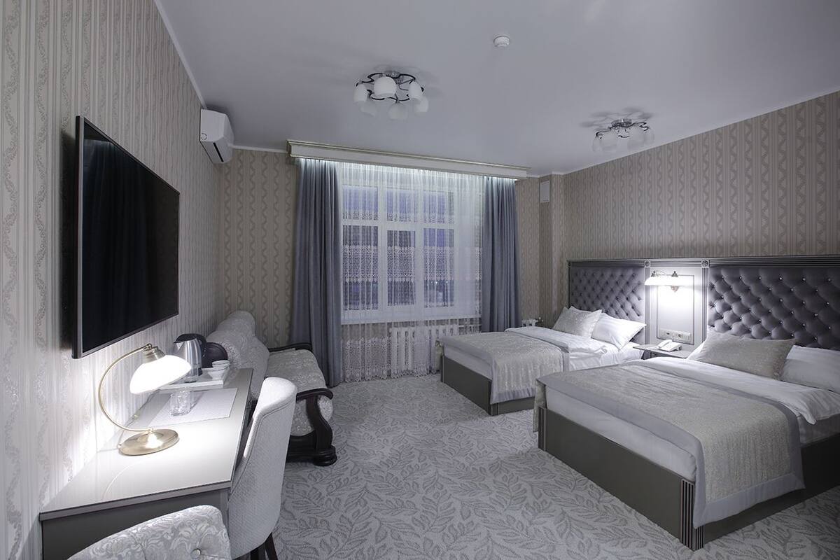 Standard-Zweibettzimmer (2 large twin beds and sofa bed) | Hochwertige Bettwaren, Minibar, Schreibtisch, Verdunkelungsvorhänge