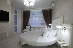 Honeymoon Suite, Balcony (with round bed) - Old Town (Tomsk)