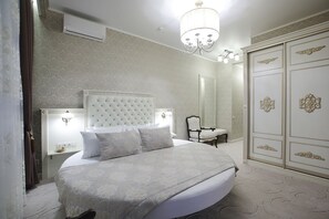 Honeymoon Suite, Balcony (with round bed) | Premium bedding, minibar, desk, blackout drapes - Old Town (Tomsk)