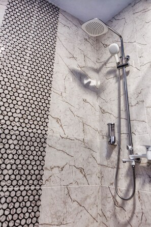 Shower, free toiletries, hair dryer - Revu (Nebug)