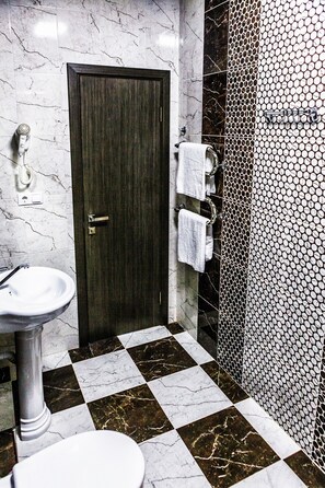 Pancuran mandi, kelengkapan dandanan diri percuma, pengering rambut 