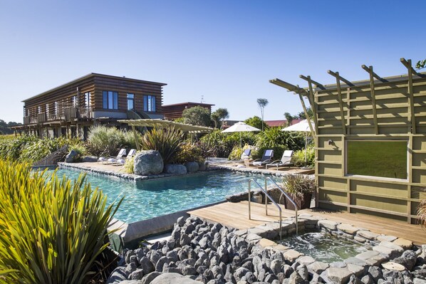 Outdoor pool - Hapuku Lodge (Hapuku)