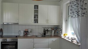 Kylskåp, ugn, diskmaskin och kaffe- och tebryggare