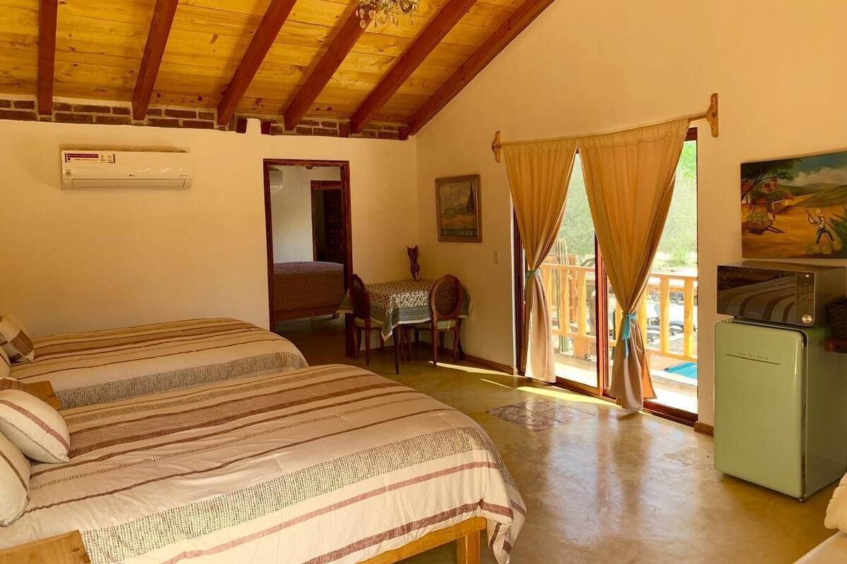 Cabin dành cho gia đình, 2 phòng ngủ, quang cảnh hồ bơi | 2 phòng ngủ, truy cập Internet không dây miễn phí, bộ trải giường 