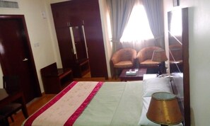 遮光窗簾/窗簾、熨斗/熨衫板、摺床/加床 (收費)、免費 Wi-Fi