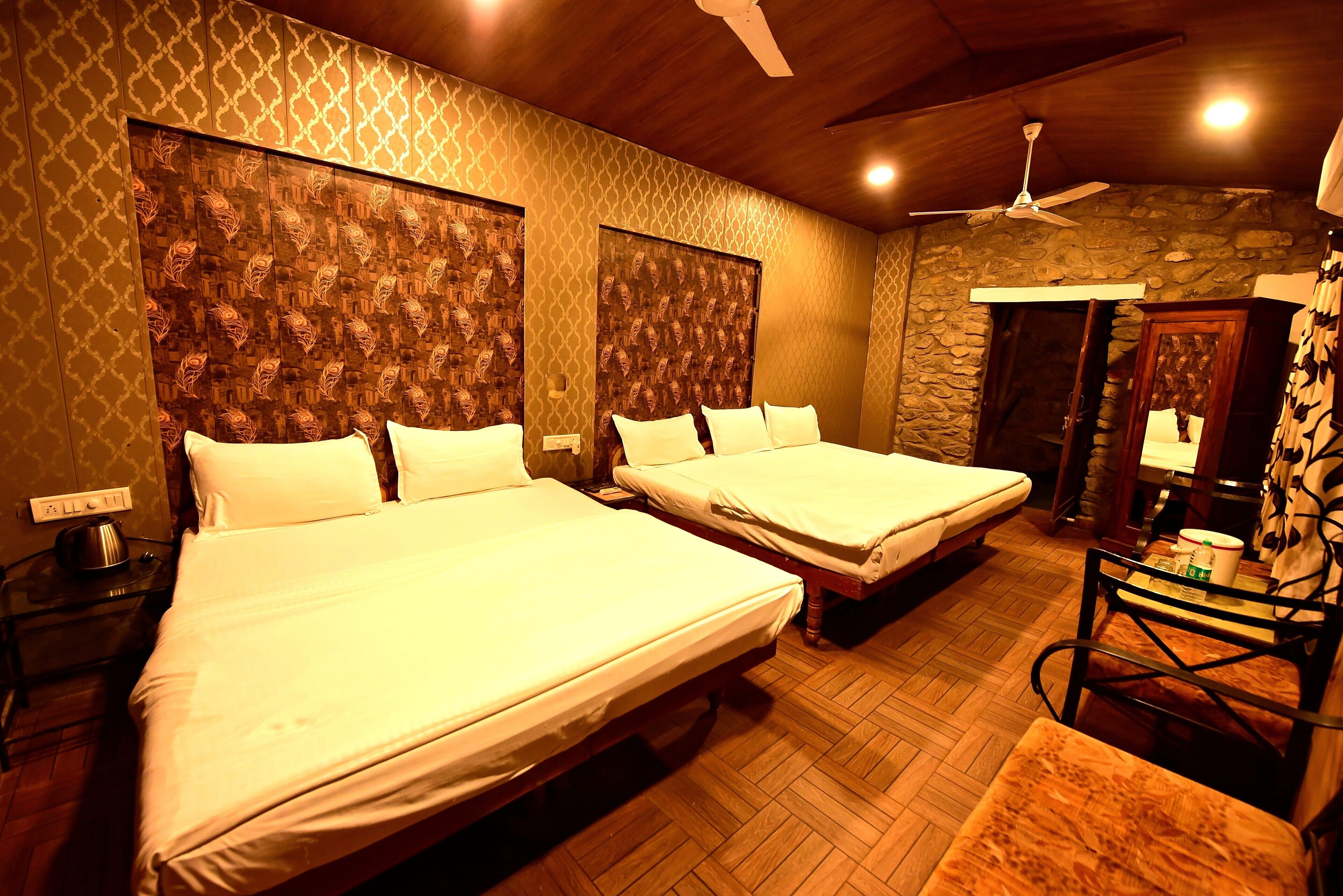 Habitación familiar, varias camas | Escritorio, cortinas opacas, camas supletorias y wifi gratis