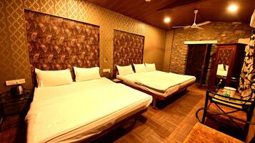 Habitación familiar, varias camas | Escritorio, cortinas opacas, camas supletorias y wifi gratis