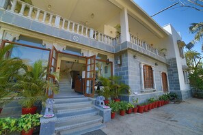 Façana frontal de l'allotjament