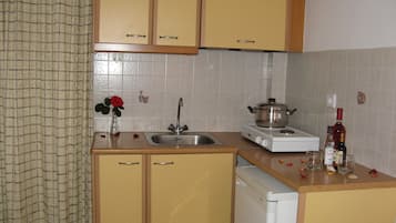 Studio, 2 Double Beds | Private kitchenette | Fridge, stovetop, coffee/tea maker, electric kettle