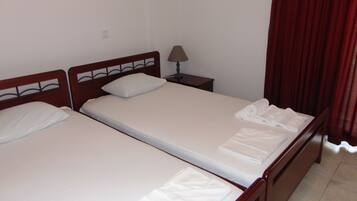 Studio, 2 Double Beds | Soundproofing, iron/ironing board, free cribs/infant beds, free WiFi