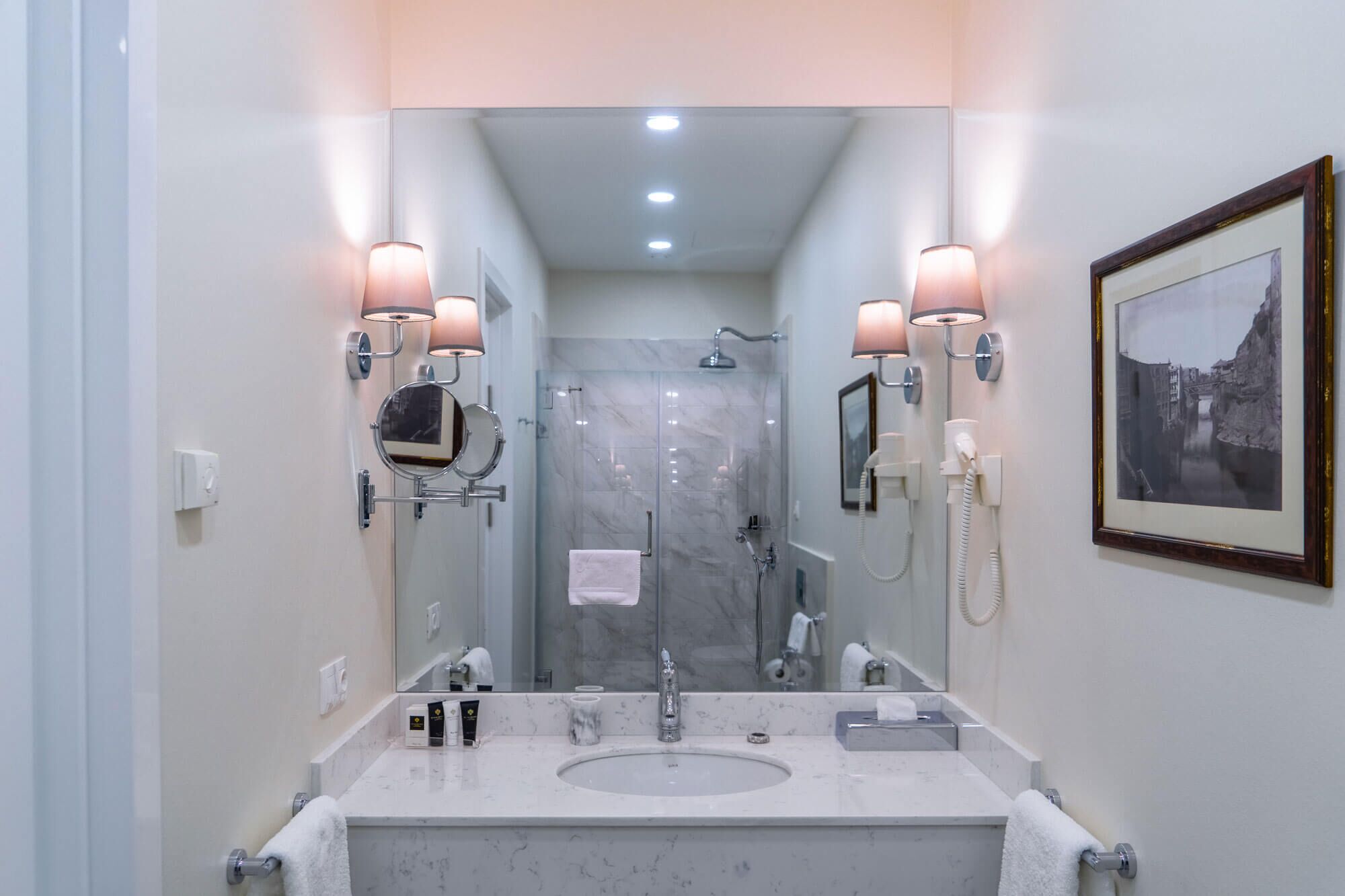 皇家公寓, 1 张特大床和 1 张沙发床, 城市景观 | 浴室 | 淋浴设施、大花洒淋浴喷头、免费洗浴用品、吹风机