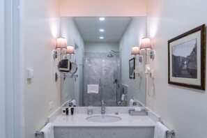 A modern bathroom with a large mirror, two sinks, a shower, and a telephone. - Tiflis Opera Aparthotel (Tbilisi)