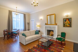 Apartamento premium, 1 cama King e sofá-cama, vista para a cidade | Sala de estar | Smart TV 49 polegadas com canais de TV premium, TV, Netflix