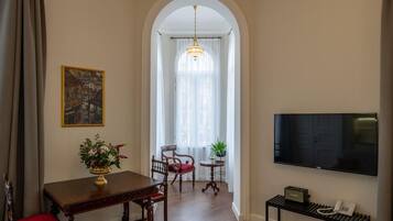 Leilighet – royal, 1 kingsize-seng med sovesofa, byutsikt | Oppholdsrom | En 49-tommers smart-TV med førsteklasses TV-kanaler samt TV og Netflix