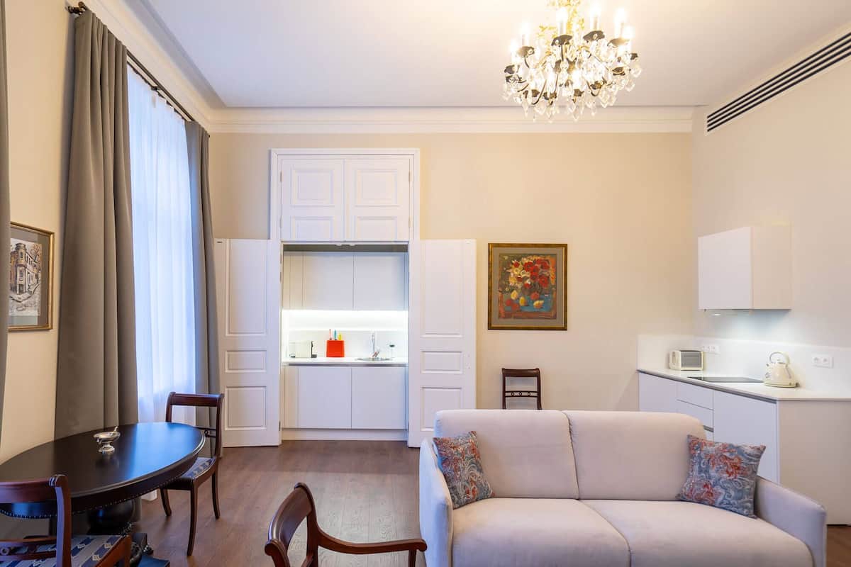 Un espace de vie compact comprenant un coin repas, une kitchenette et un canapé.