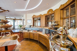 Free daily buffet breakfast - Hotel Daniel (Ischgl)