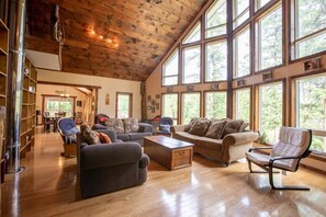 تلفزيون، مدفأة، مكتب