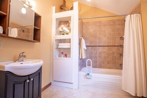Bathtub, eco-friendly toiletries, hair dryer, towels - Winsome Silver Lake Perfect for family groups! (Parry Sound)