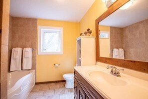 Baignoire, articles de toilette écologiques, sèche-cheveux