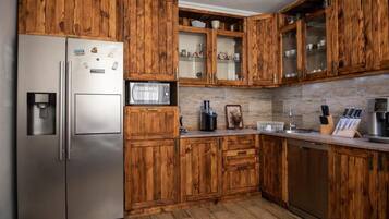 Full-sized fridge, microwave, cookware/dishes/utensils