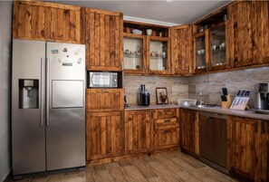 Full-size fridge, microwave, cookware/dishes/utensils - Guest House Vip (Borjomi)