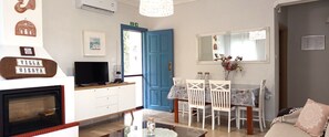 家庭独立别墅 | 起居区 | 平板电视、壁炉、DVD 播放器
