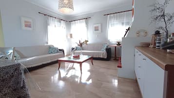 Flat-screen TV, fireplace, DVD player