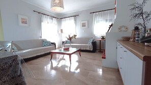 Flat-screen TV, fireplace, DVD player