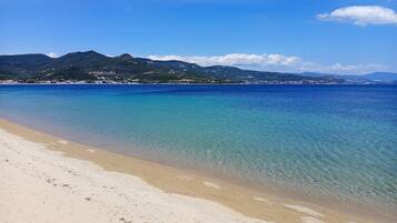 Una spiaggia nelle vicinanze, sabbia bianca, 3 bar sulla spiaggia