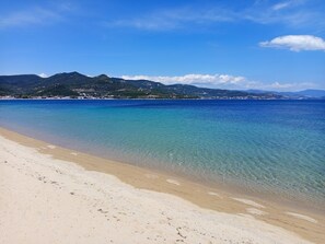 Nær stranden, hvit sand og 3 strandbarer