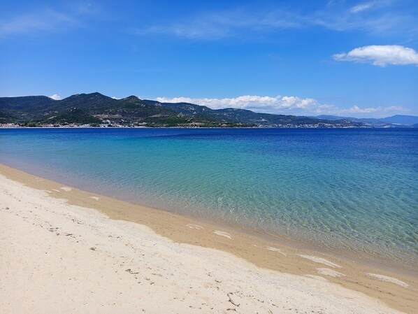 Perto da praia, areia branca, 3 bares na praia 
