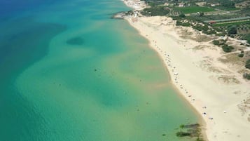 Beach nearby, white sand, 3 beach bars