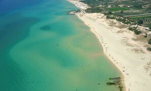 鄰近海灘、白沙、3 間海灘酒吧