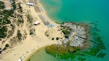 Beach nearby, white sand, 3 beach bars