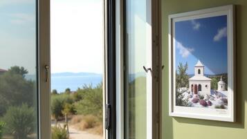 Fridge, oven, stovetop, coffee/tea maker