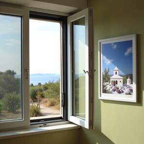 Een koelkast, een oven, een kookplaat, een koffiezetapparaat/waterkoker