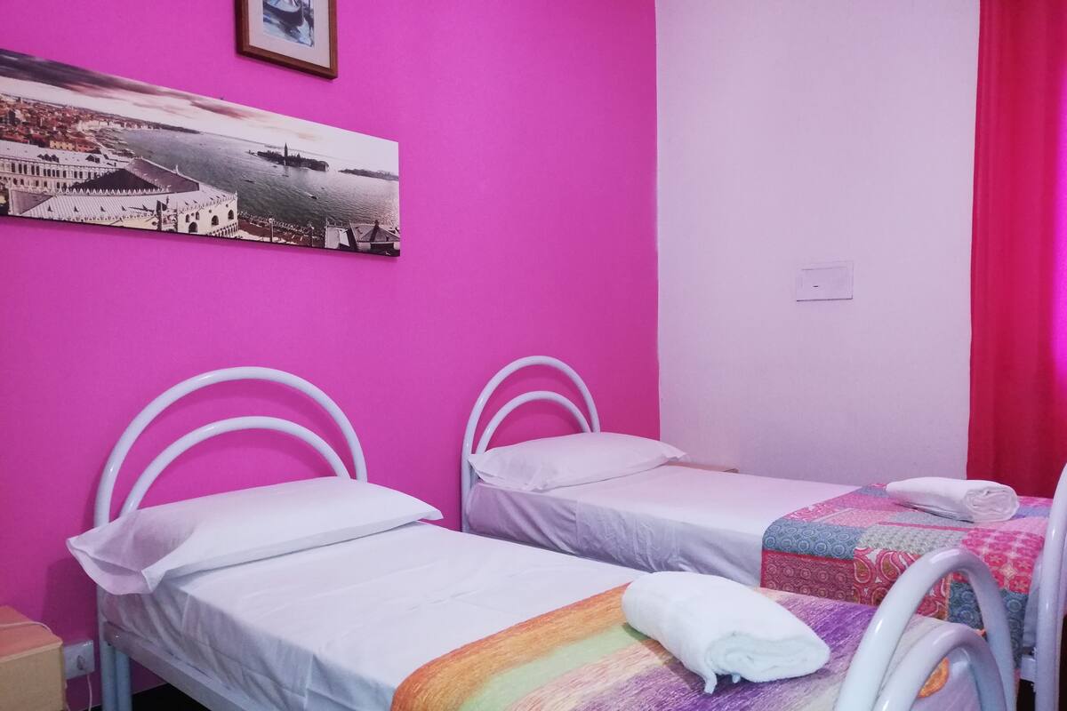 Basic Twin Room, 2 Single Beds, Shared Bathroom